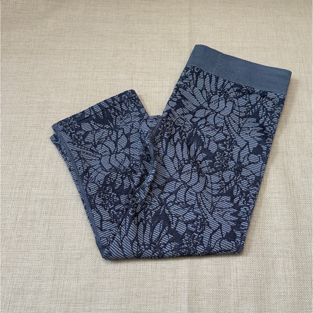 Fabletics Dark Gray Floral Patterned Stretch Active Tights Capri Pants